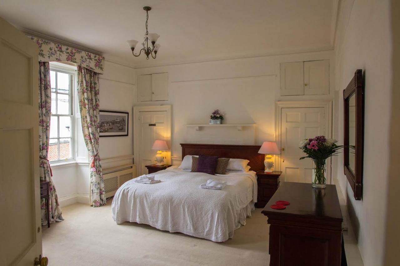 East Pallant Bed And Breakfast, Located In Large Georgian Townhouse In Central Chichester Exterior photo